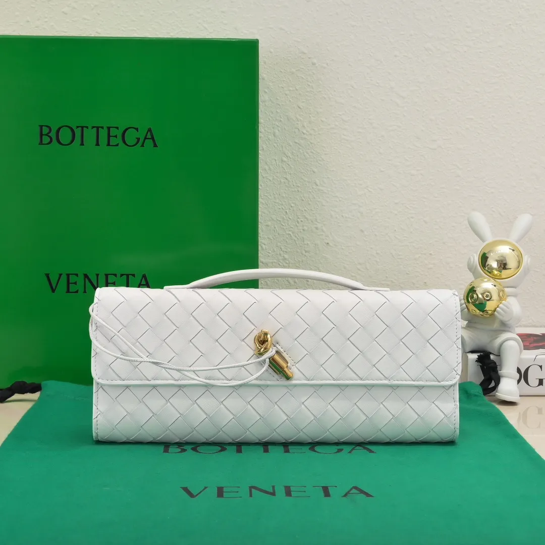 The batch of 1360 BV Andiamo evening handbags has been heavily planted again~ The designer aesthetics in the era of economic downturn are back. I fall in love with it at first sight and can't put it down. It's so beautiful and full of aura. The shape and texture are very competitive. It's light in weight and has sufficient capacity. It's a must-have for fashionistas. It's suitable for many occasions, minimalist, high-end and light luxury. Model No.: 741511 Size: 31*13*3cm